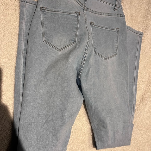 NWT Fashion Nova “Drive by the ocean” distressed jeans size 7/8 - Picture 2 of 3